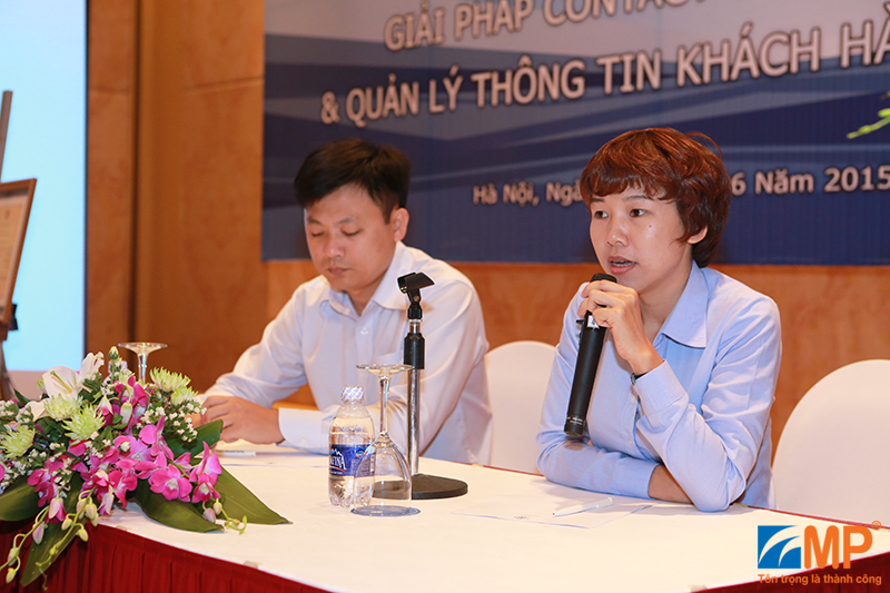 Ông Nguyễn Phương Hà - Giám đốc Trung tâm Kỹ thuật R&D và bà Đoàn Thu Trang - Giám đốc Kinh doanh Minh Phúc Telecom đại diện Công ty trả lời thắc mắc của khách mời.