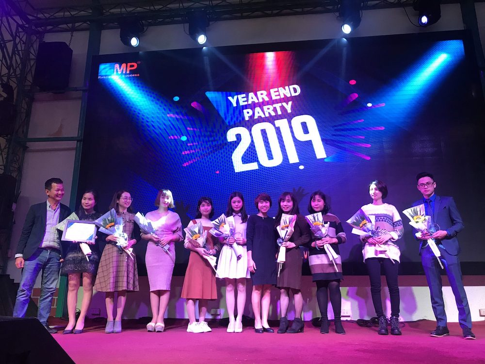 Anh Nguyễn Việt Trung - TGĐ và chị Đoàn Thị Thu Trang – P.TGĐ lên trao giải nhân 9 nhân viên xuất sắc năm 2019